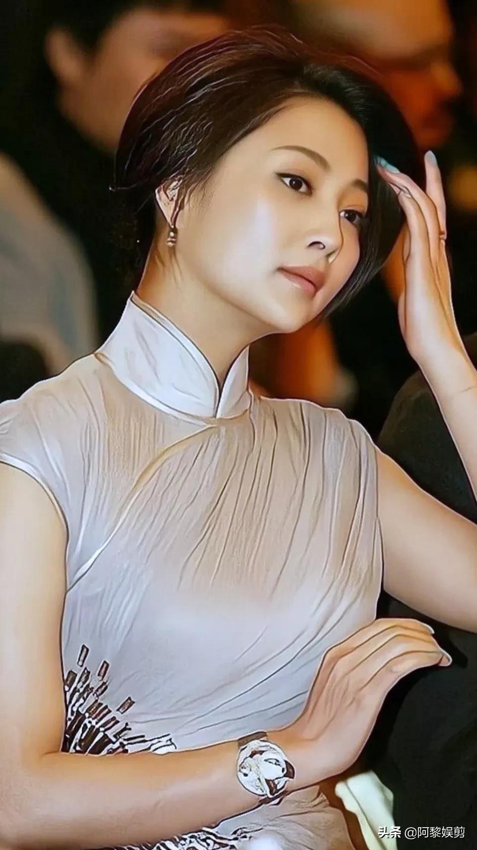 殷桃端庄优雅，肤白貌美