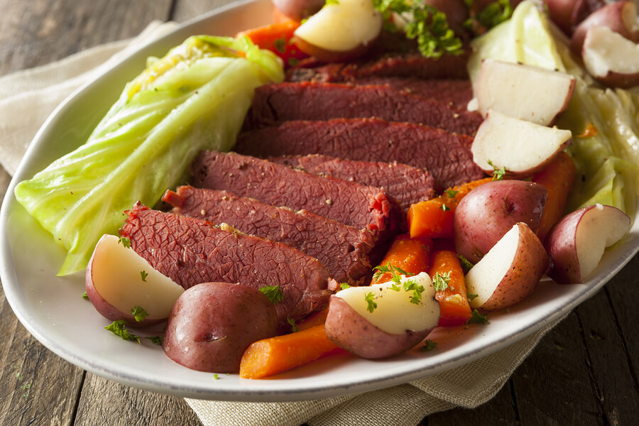 今天美国的经典菜肴腌牛肉卷心菜其实是传统的爱尔兰菜肴培根卷心菜的