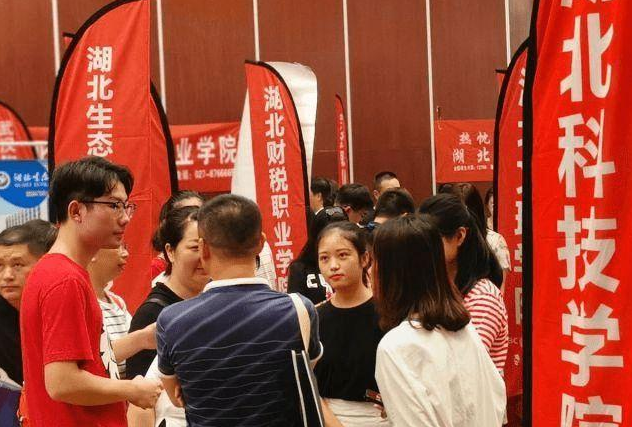 大学生逐渐成为社会“底层”人员，曾经的辉煌不再，是怎么回事？