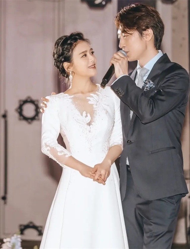 原东方卫视主持人陈辰，低调嫁歌唱家余笛，今被丈夫宠成少女