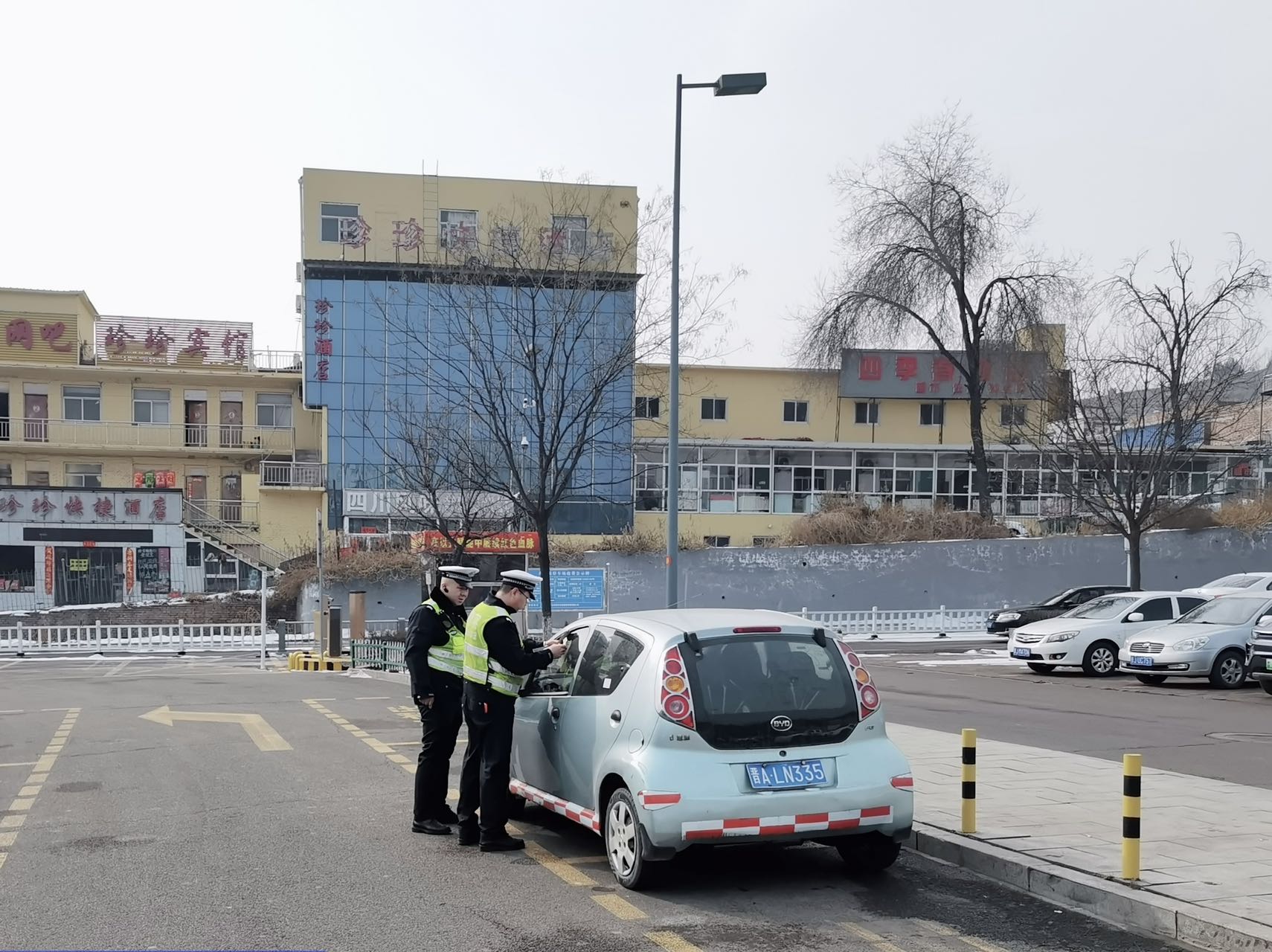 吕梁交警直属四大队大交中队持续开展节后道路交通秩序整治工作