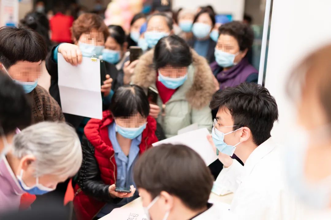 在门诊楼二楼西广场,妇科党总支书记,科主任李红雨带领妇科团队举办了