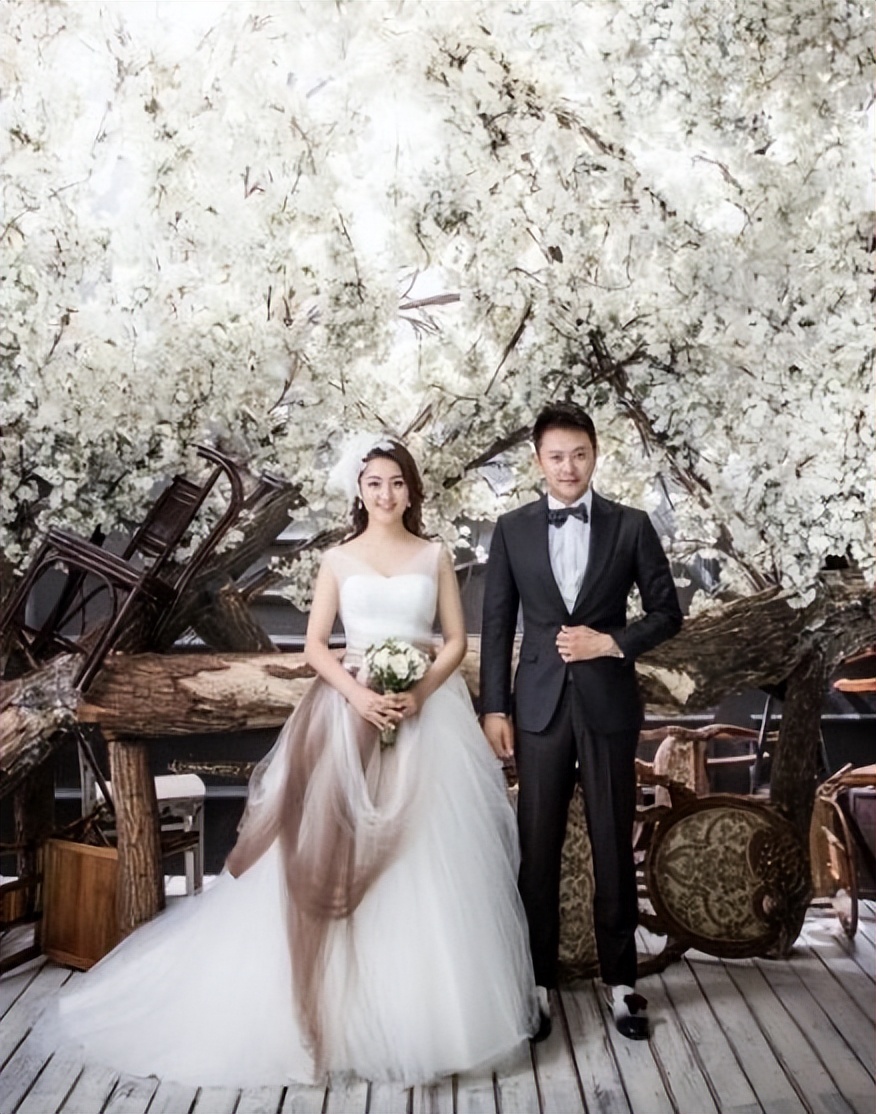 印小天与哈林娜离婚5年：他在悲痛中送走父亲，她单身带着儿子