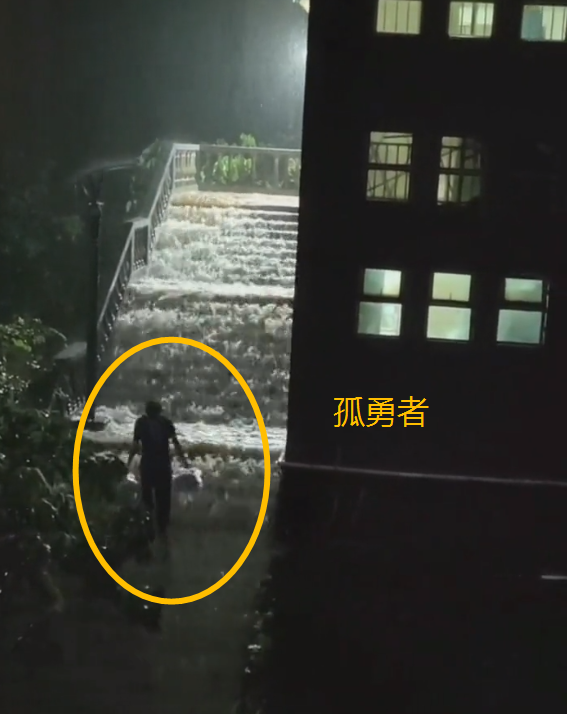 高校版孤勇者：男生暴雨中走“瀑布楼梯”为室友带饭，这交情不浅
