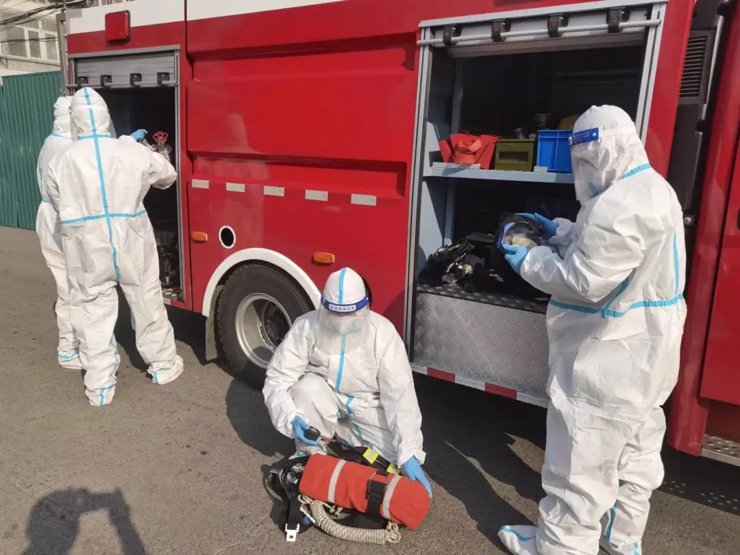 为了人民群众的平安幸福，“火焰蓝”化身“战疫白”