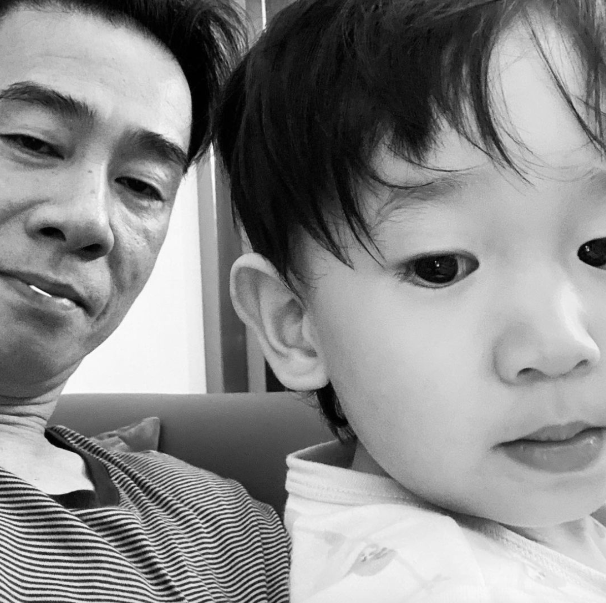 应采儿晒小儿子萌态，2岁HoHo身材纤长眉清目秀，玩泡泡机萌态足