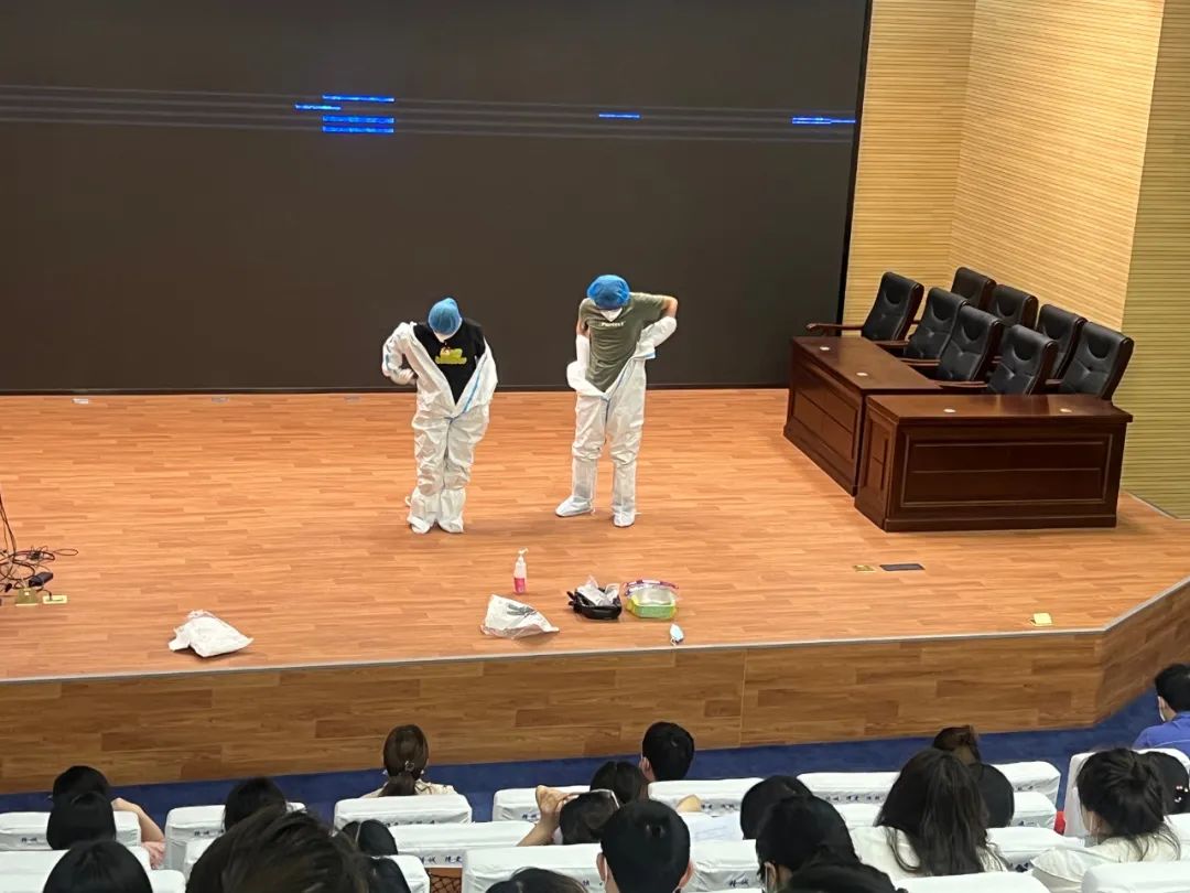 以“练”备战 彭州市二医院开展全院职工核酸采集及穿脱防护服培训
