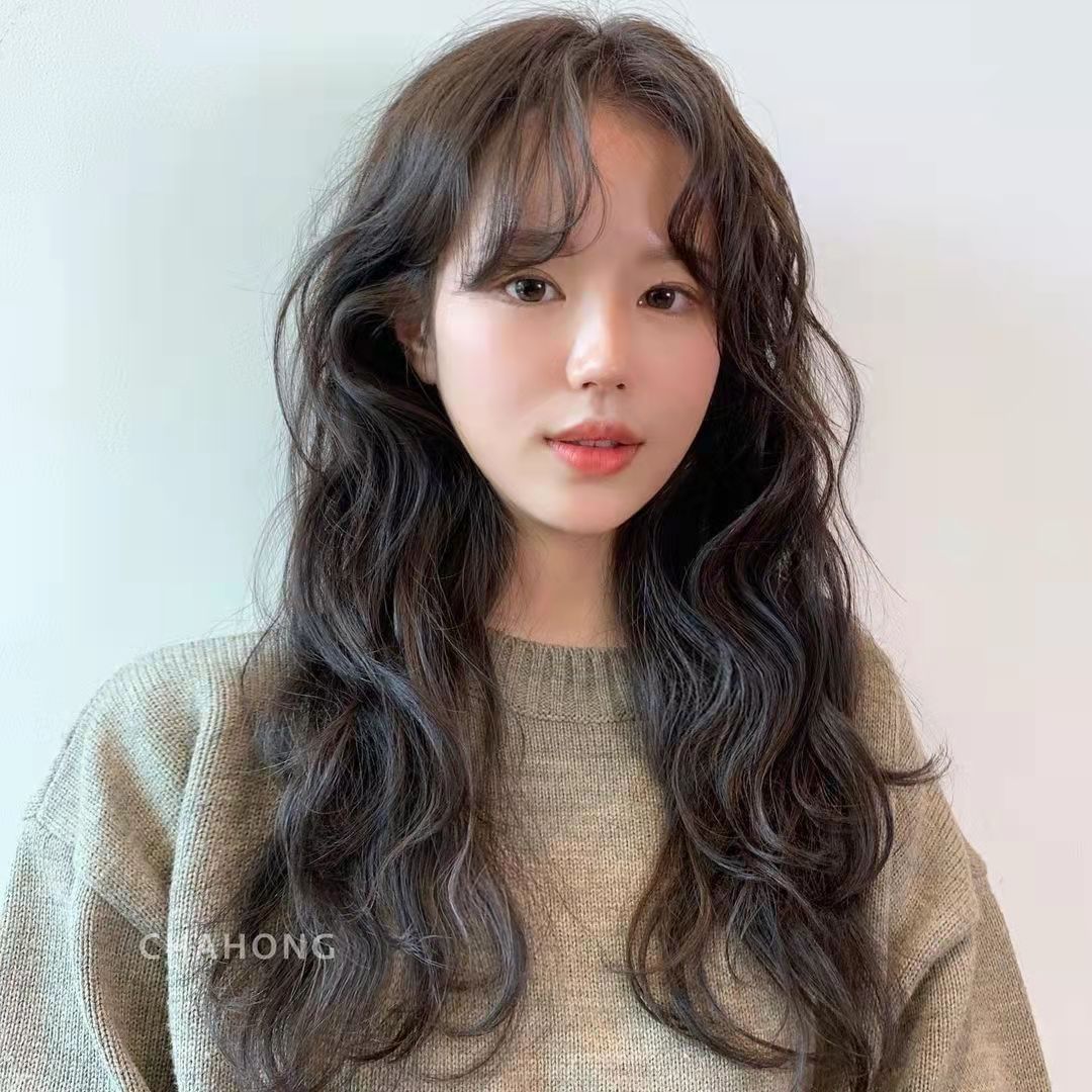 法式卷属于中大卷的烫发类型,而羊毛卷属于小卷类型