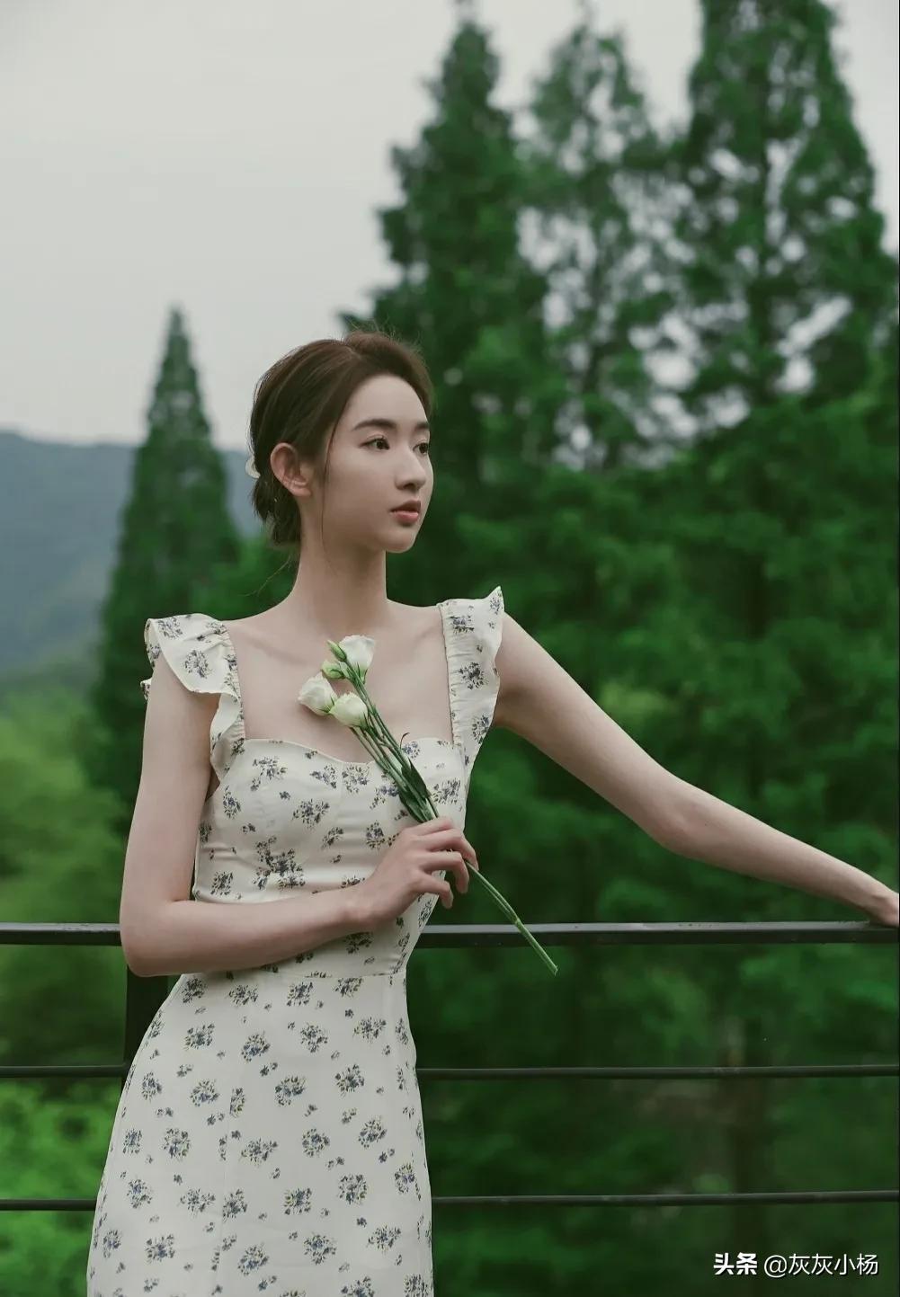 王玉雯，简约裙装，清纯甜美长相，气质脱俗