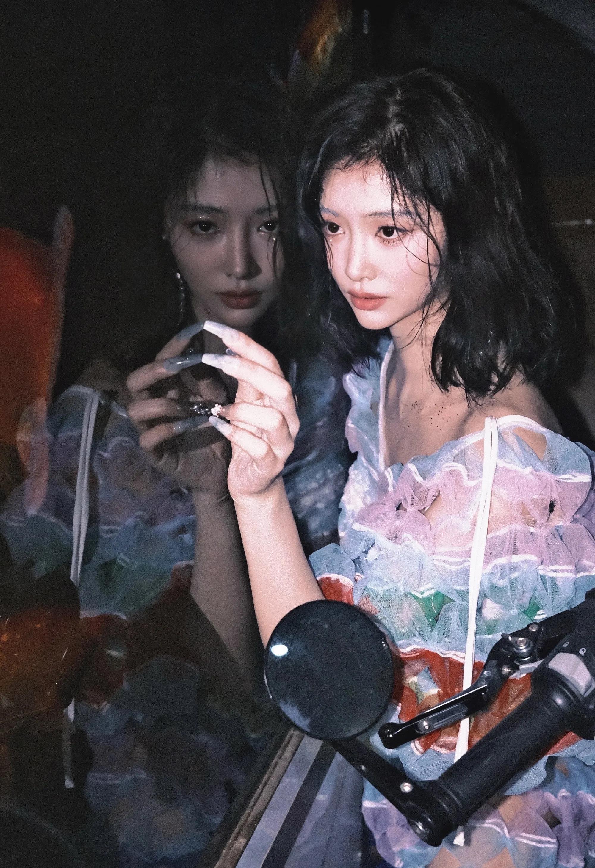 许佳琪银发，张艺兴银发，同是爱豆出身，同是银发造型，谁更好看