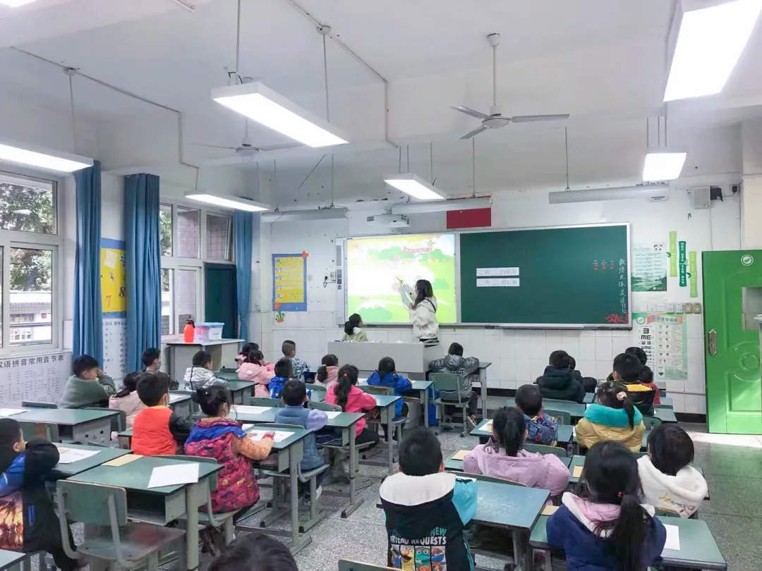 双流区双华小学举行新入职教师“亮相课”活动