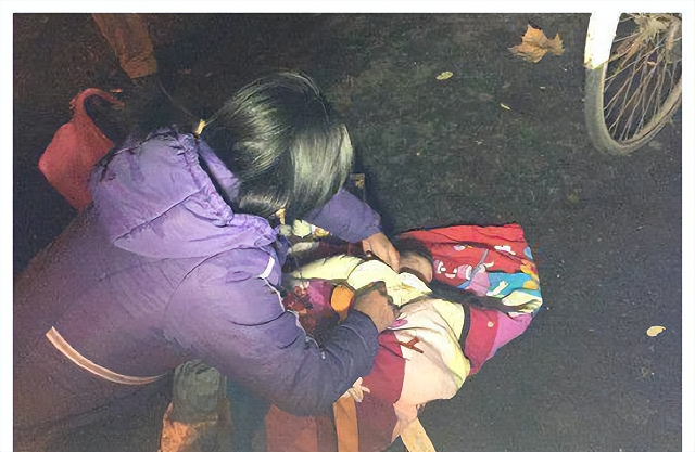 陕西农民捡到​坑面女婴，哥哥做苦力为妹妹整容，变美后她嫁给哥哥