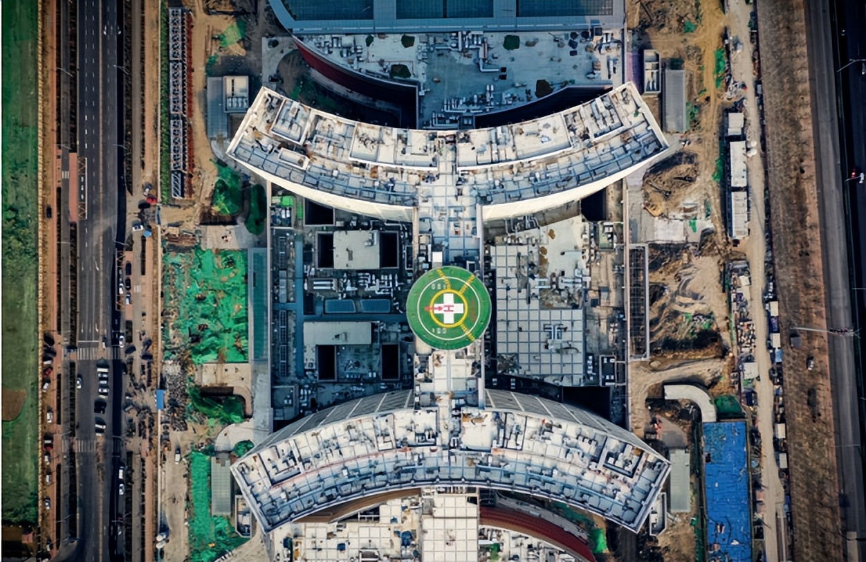 疫情第三年，大医院们还在靠借钱扩建，为什么？|《财经》封面