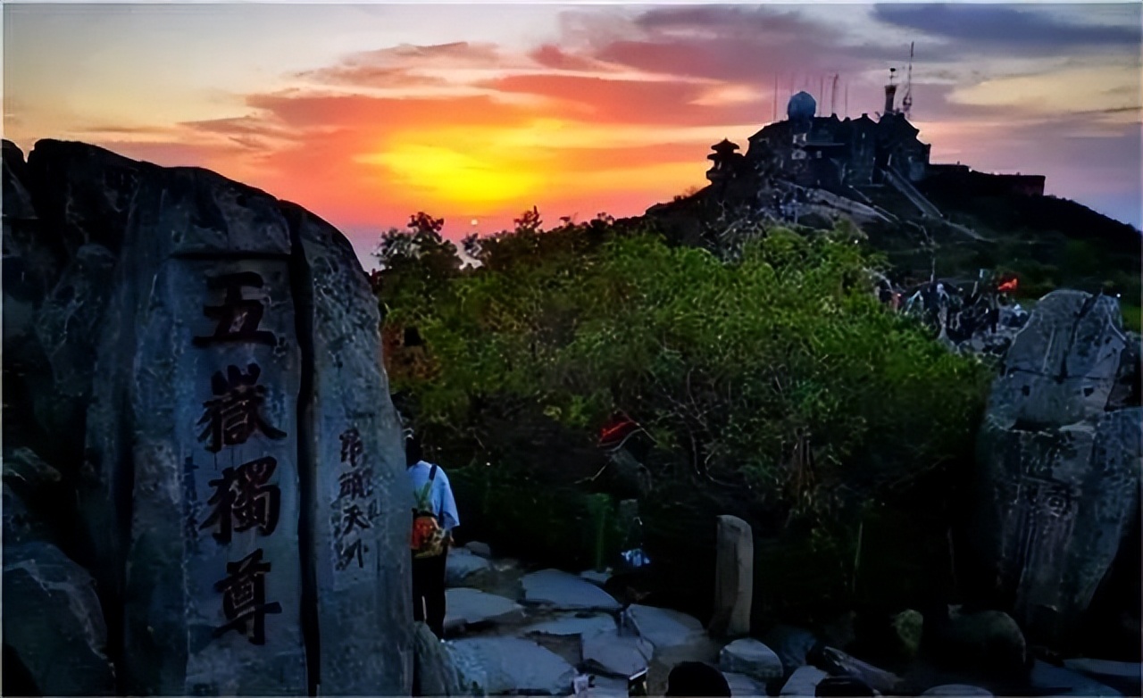 泰山上“䖝二”两字，日本专家研究了十年，郭沫若一笑破解谜底