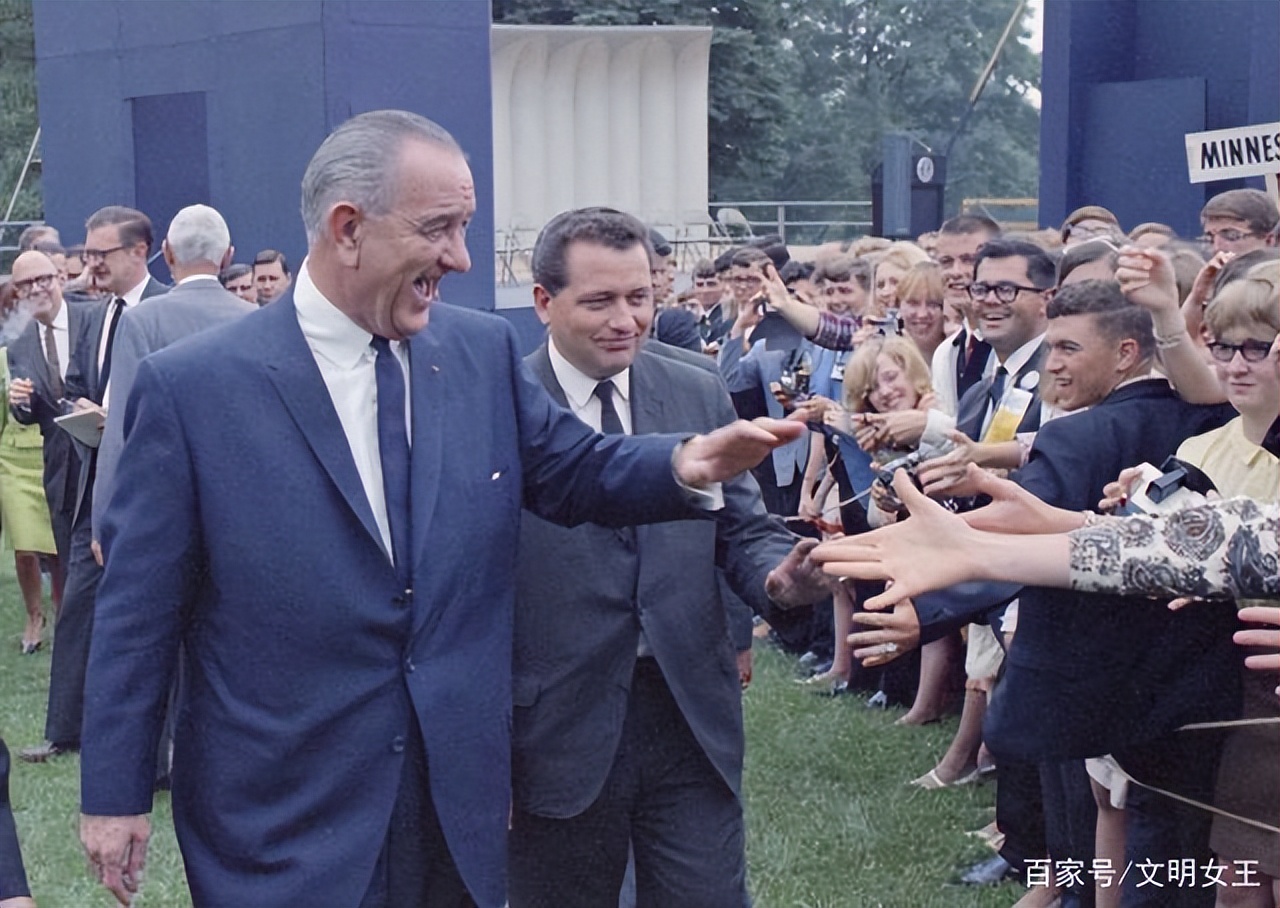 1963年，急诊科主任发现，杰奎琳手里竟攥着肯尼迪总统的一块头骨