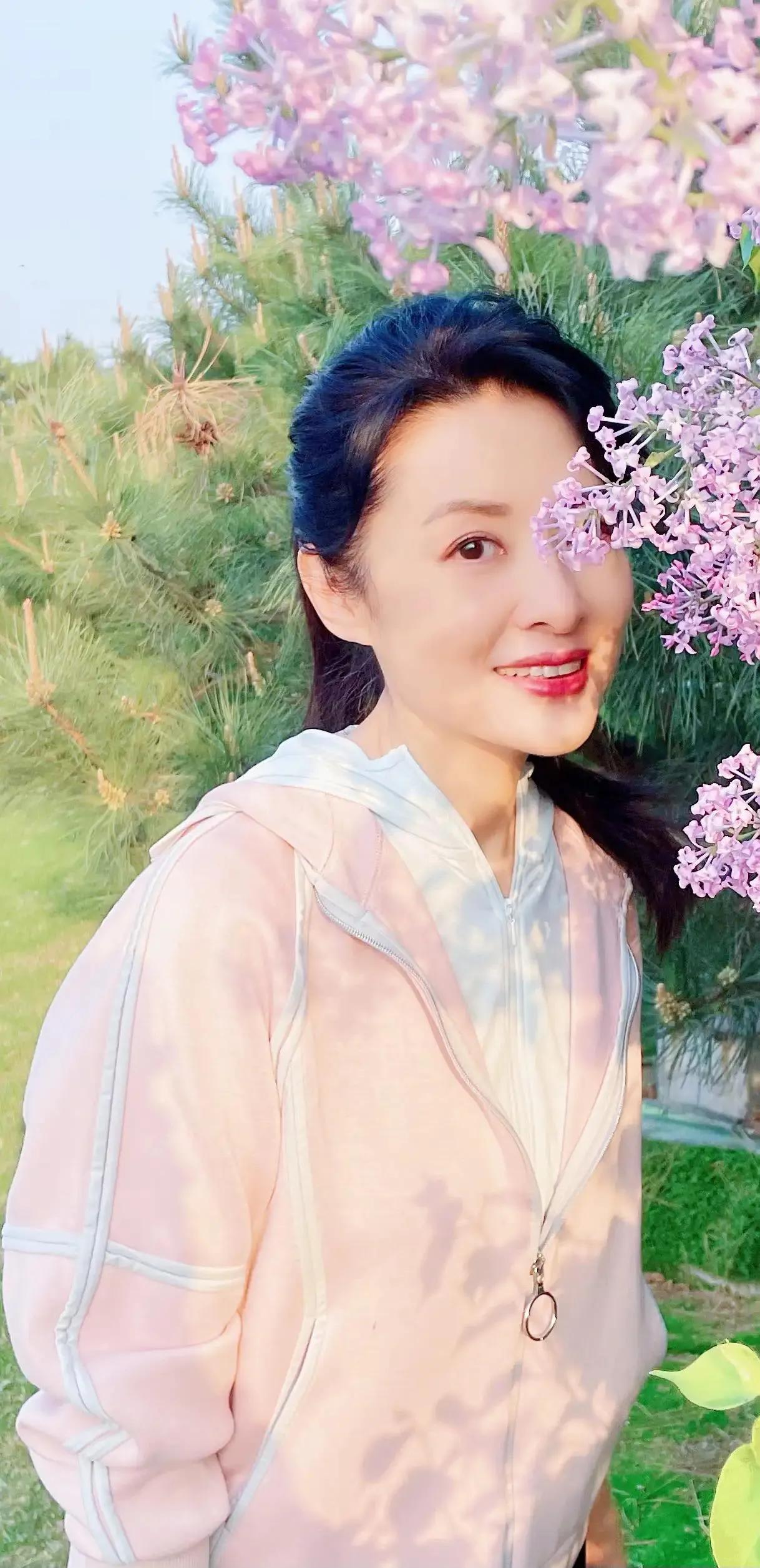 最美主持人周涛，腹有诗书气自华