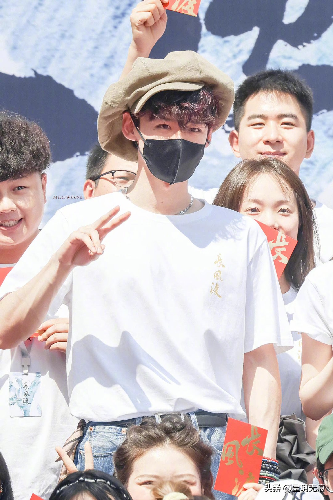 白敬亭《长风渡》开机了！白T+画家帽脸更小了