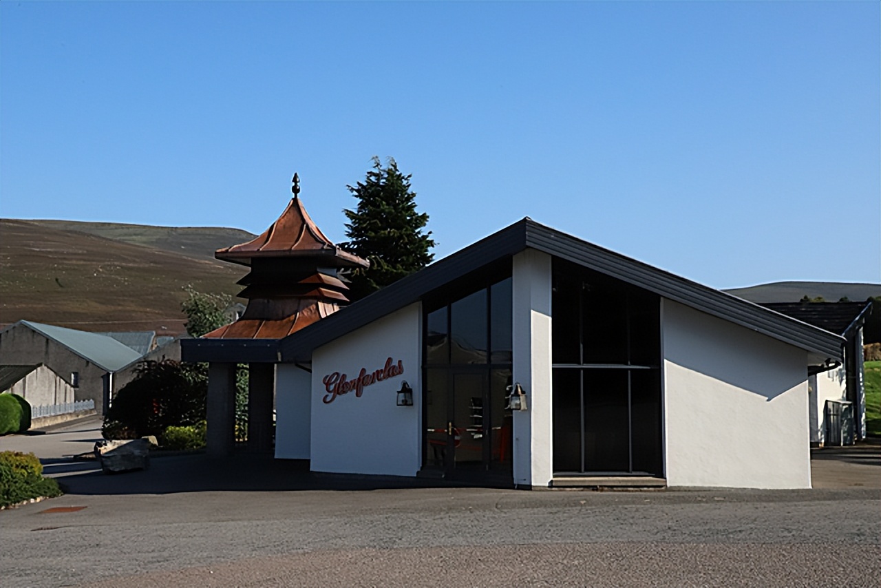 格兰花格：两人打破橱窗偷走价值80多万威士忌