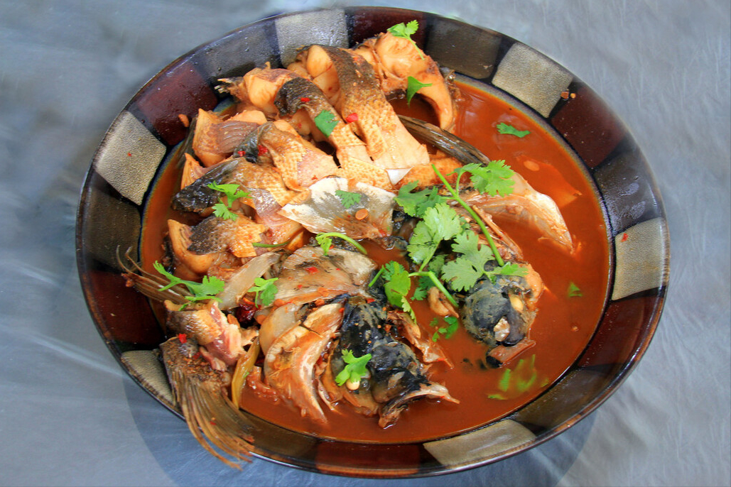 家常炖鱼,去腥别再用料酒,换成这味料,去腥增香,鱼肉鲜嫩入味