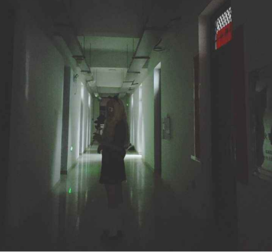 大学“阴间宿舍”走红，满屋绿光环境阴森，学生：接地气更接地府