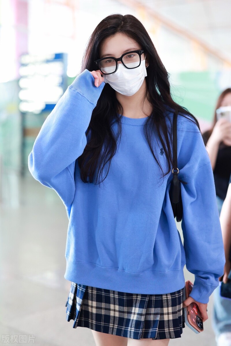 宋妍霏蓝色卫衣+格纹百皱裙+德比鞋+黑框眼镜文艺氛围感