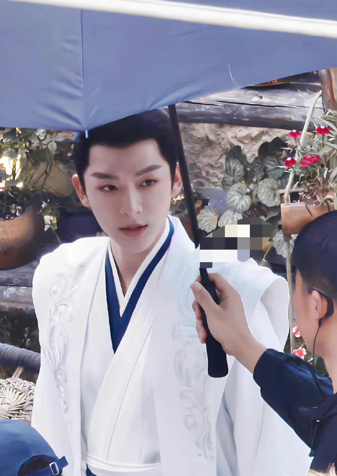 杨紫《长相思》被指改妆造，陈同勋偏爱坎肩，赵丽颖新剧来接力