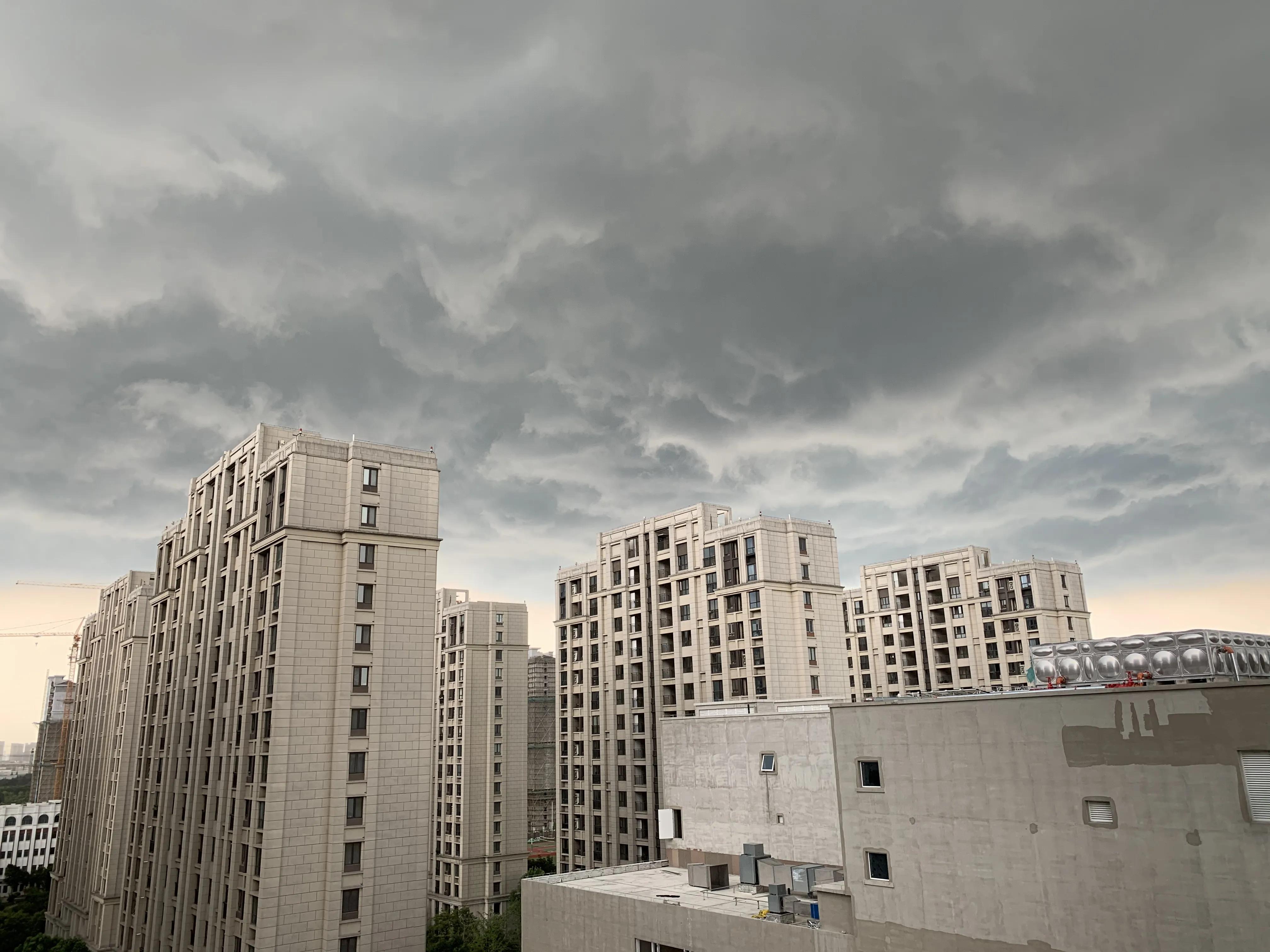 暴雨突袭上海堪比台风过境