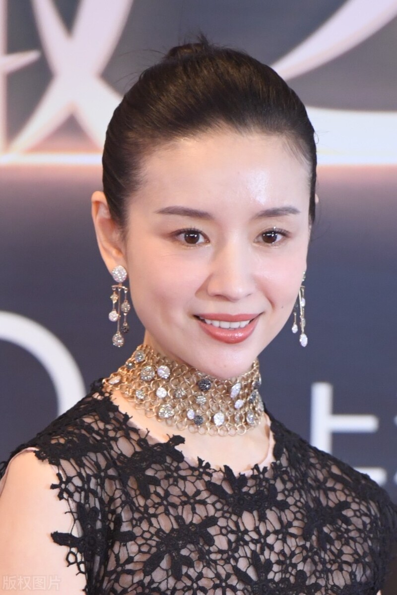 80年的董洁很美