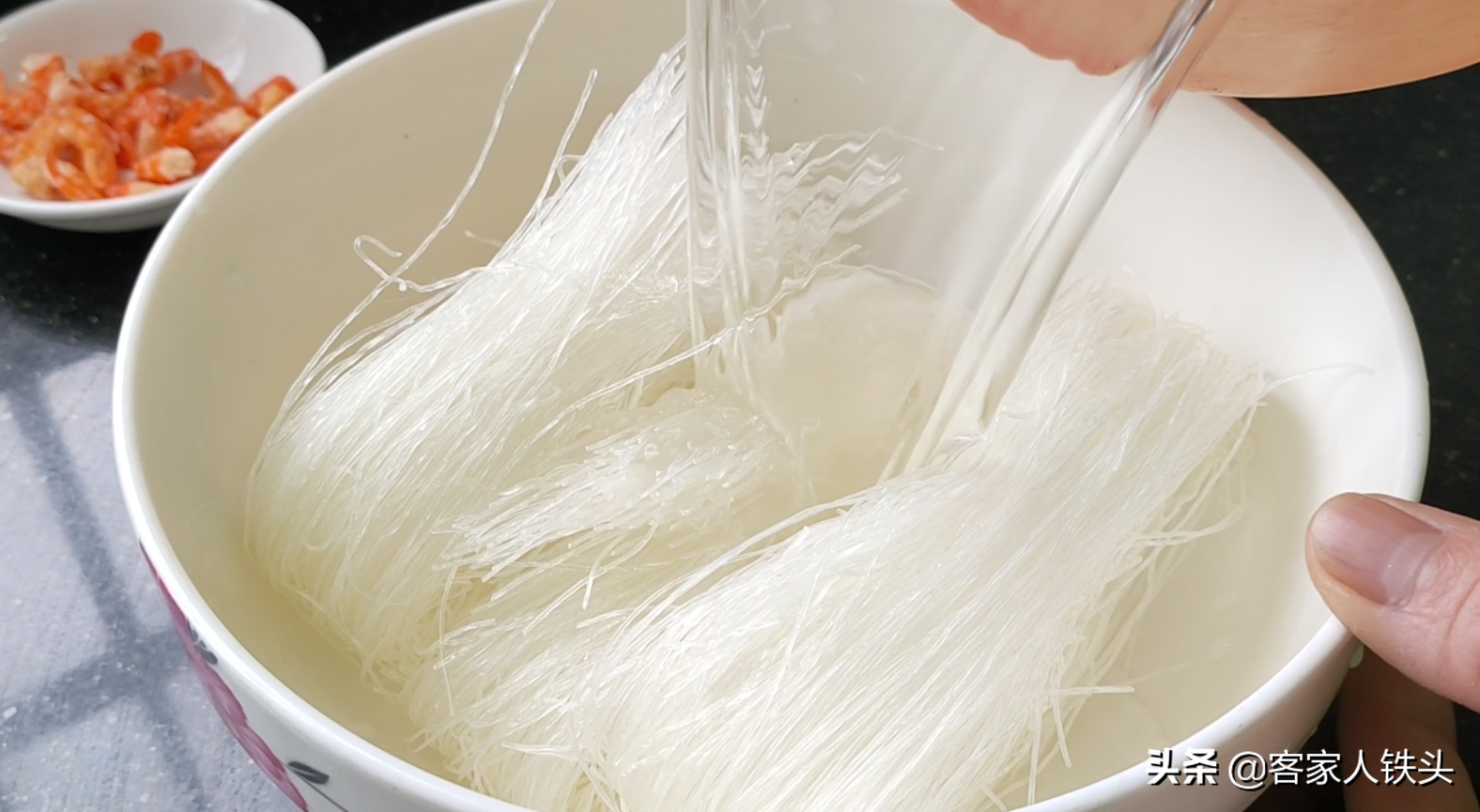 炒粉丝易起坨？小技巧教给你，3把粉丝炒一锅，喷香弹牙入味好吃