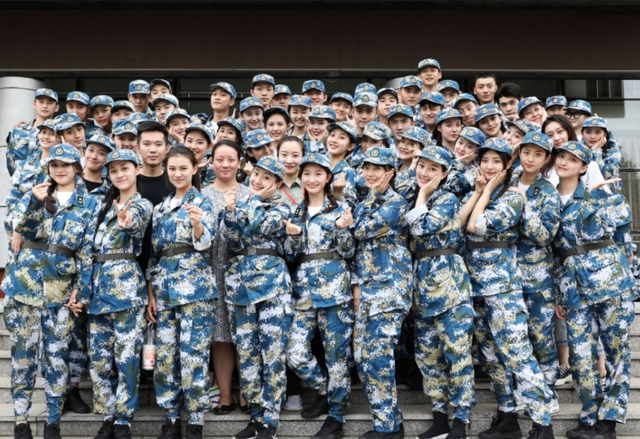 清华大学换了新校长，他的身份和背景引争议，学生：为啥不请院士