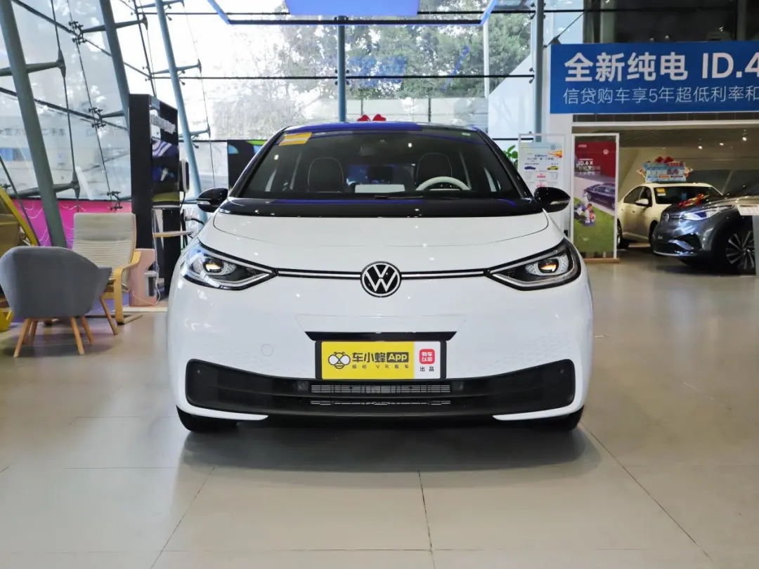 差价5万,配置却不相上下,同是纯电精品小车,你到底会选谁?