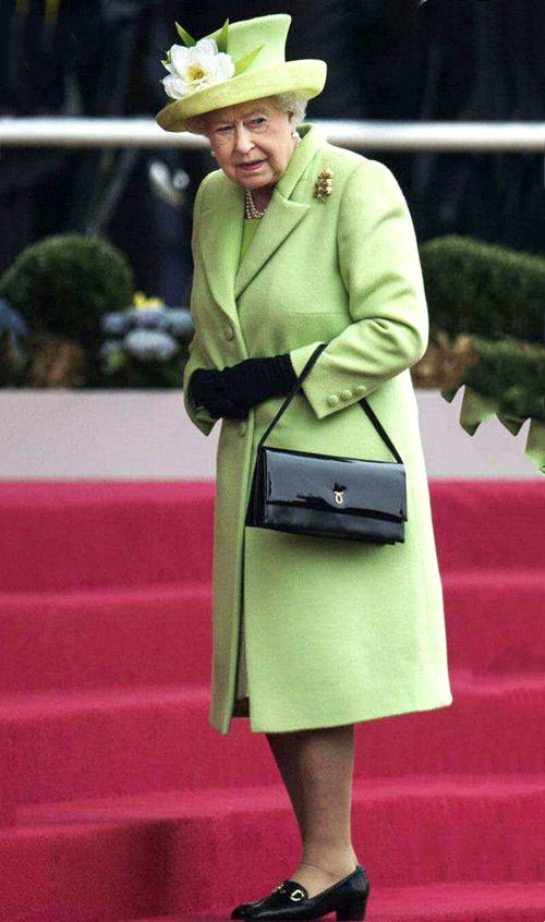 伊丽莎白二世的穿搭，堪称时尚界的天花板，处处流露着优雅与高级