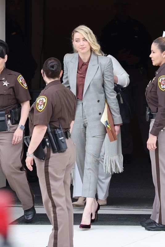 德普前妻花4000万请的顶级律师偷偷哭了，不认同也要硬着头皮辩护