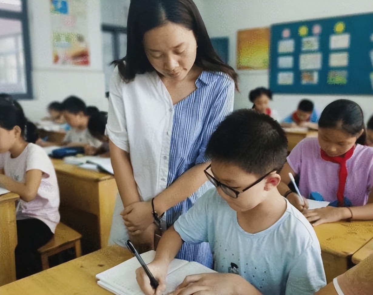 公务员工资有“新调整”，年终奖或将下降，老师会受影响吗？