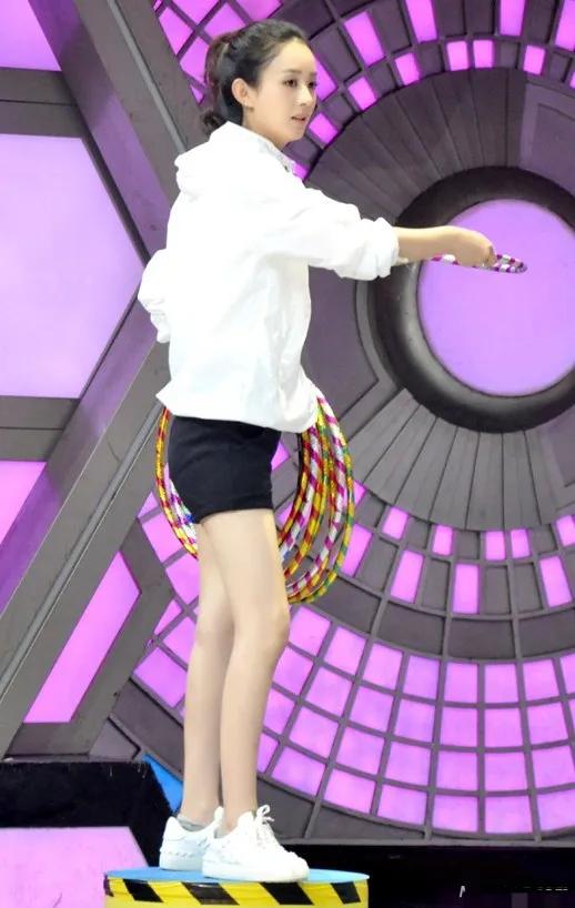 赵丽颖黑色牛仔短裤，清纯可爱，真是越来越年轻了