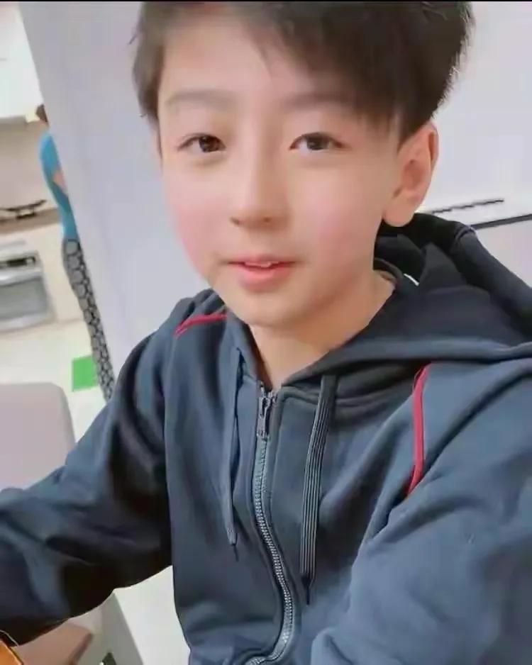 张柏芝为二儿子庆生，12岁Quintus长大成大帅哥，越来越像张柏芝