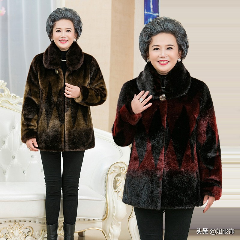 过年回家时，送给奶奶几款洋气高贵的仿皮草大衣，让她又美又暖和