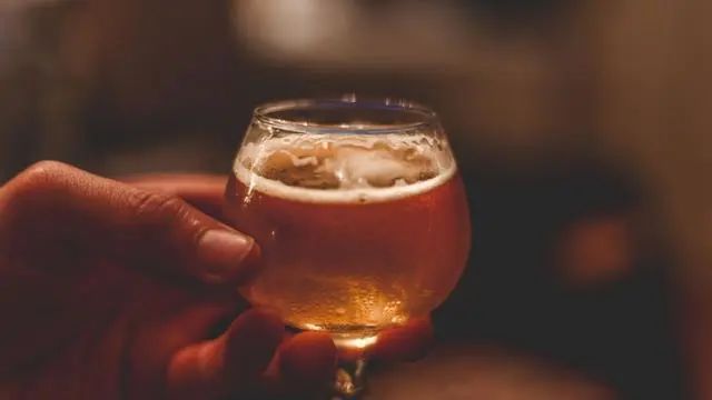 一杯酒,一个人,慰风尘