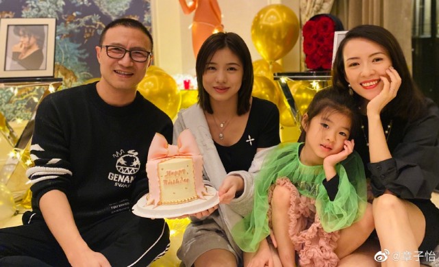 章子怡带醒醒小苹果滑雪被偶遇，温柔搂粉丝合照，真人被赞超级瘦