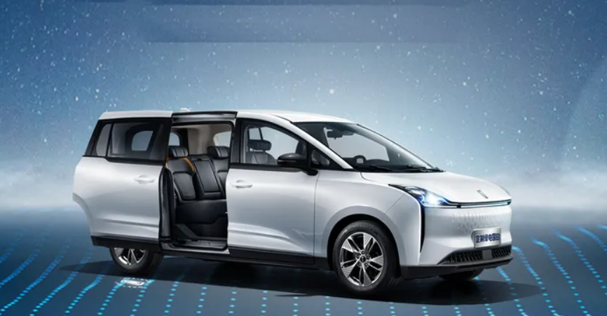 MPV市場(chǎng)又殺出一匹黑馬？奔騰NAT的電動(dòng)側(cè)滑門很香