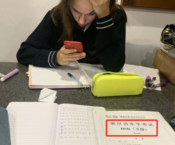 外国人用梗图吐槽中文后，中国学生推出散装英语，画风实在太好笑