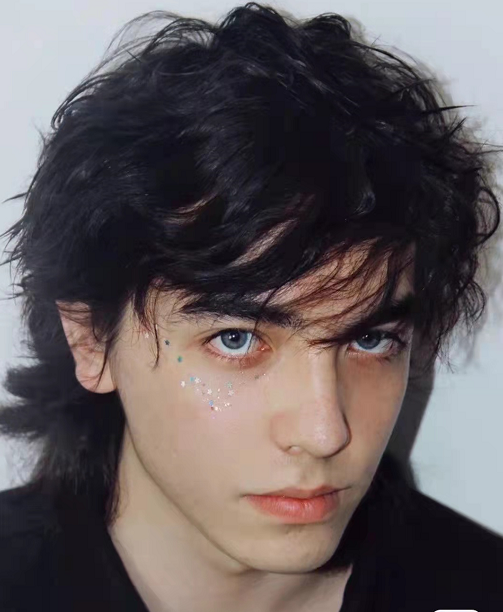 清华学霸因颜值走红，长相帅气专业优质，但网友为其发际线担忧