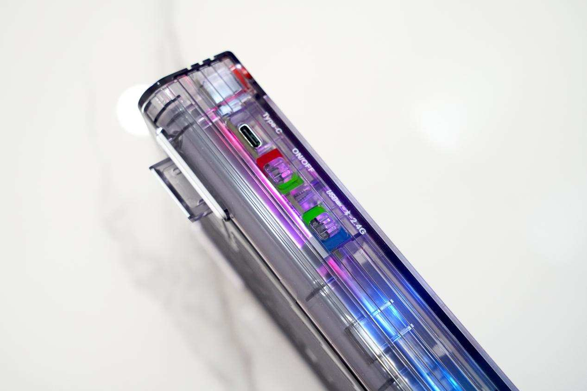 透明设计配合RGB灯效有多好看？新贵GM780三模机械键盘成桌搭新宠