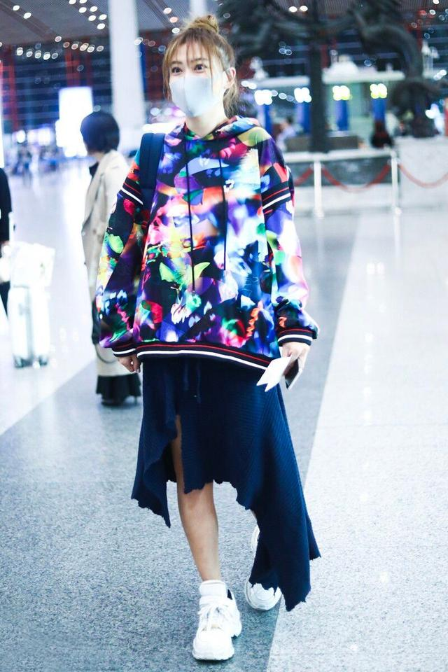 38岁的应采儿真会穿，一身黑色搭配彩色T恤，洋气不说还很高级