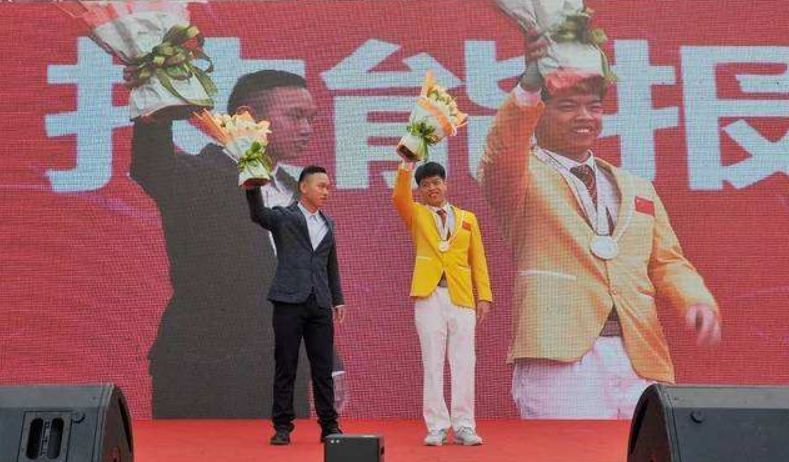 广东小伙初中毕业上职高，19岁靠砌墙成世界冠军，却拒绝百万年薪