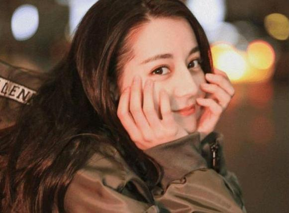 从普通销售员到收视女王，迪丽热巴的背景，远比你想象得复杂