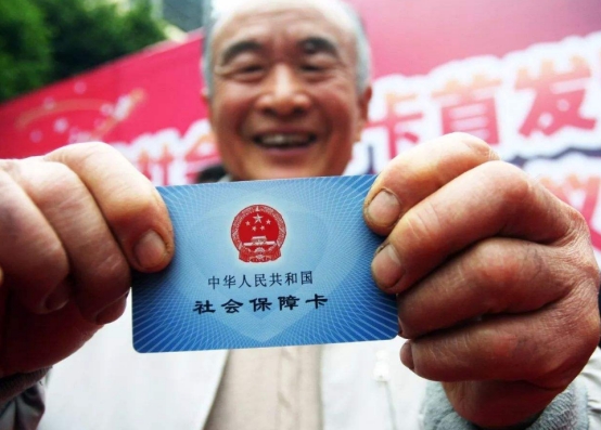 养老金统一按年龄发放，满60岁每人每月发放4000元，可行吗？