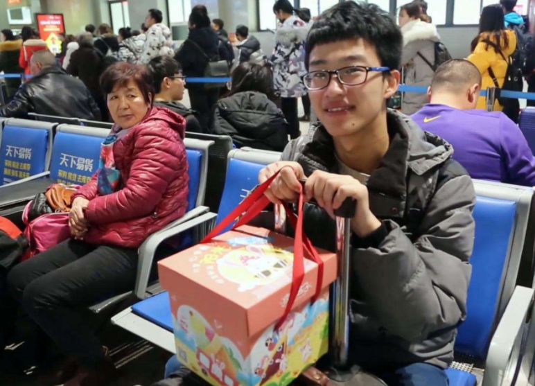 “不想放假”，大学生含泪吐槽的背后，原因让家长沉默不语