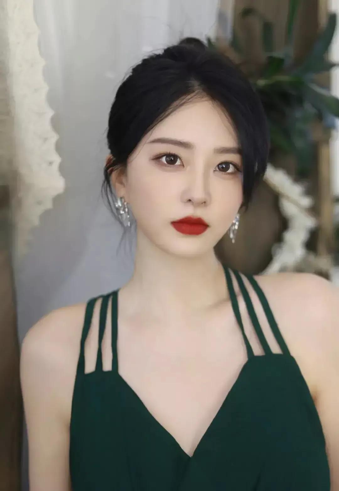 如花似玉的王嘉丽