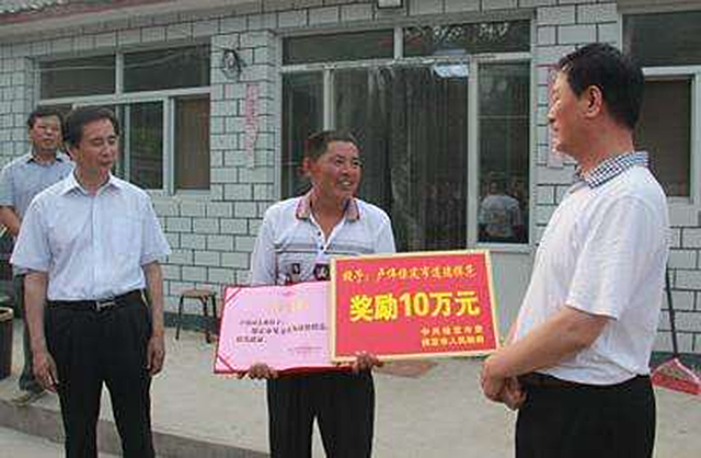 2014年河北羊倌舍命叫停油罐列车，损失2年收入，国家奖励30万